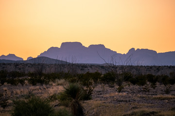 Naklejka premium The sun begins to set over the mountains of West Texas. 
