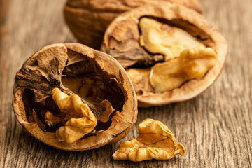 Close de nozes inteira e quebrada