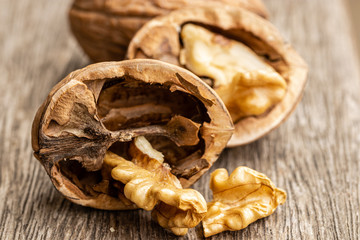 Close de nozes inteira e quebrada