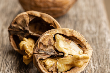 Close de nozes inteira e quebrada