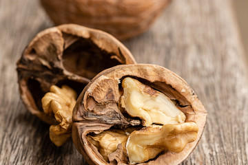 Close de nozes inteira e quebrada