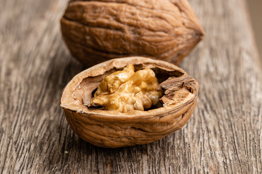 Close de nozes inteira e quebrada