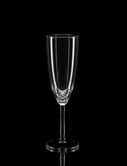 Kieliszek do szampana na czarnym tle © piotrszczepanek