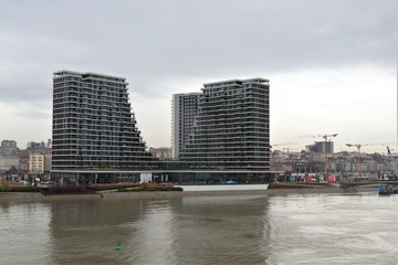 Obraz premium High-rise new buildings on the river bank.