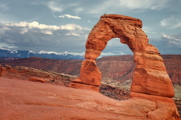 Delicates famous arch, sandstone and 16 meters high, the La Salle Mountains as a backdrop, near the town of Moab and the Colorado river at Arches National Park in Utah