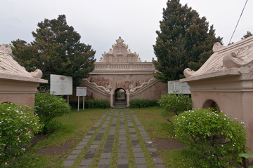 Obraz premium The east gate into the Taman Sari bathing complex, Yogyakarta