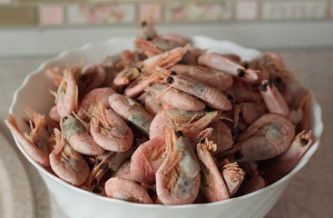 Boiled prawns in a white bowl