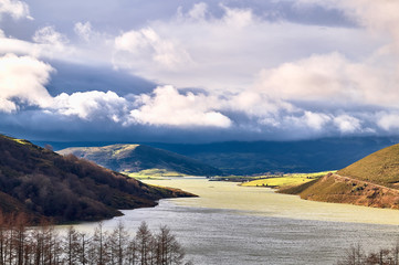 Paisaje de valle con cielo de nubes en embalse de Alsa, Cantabria