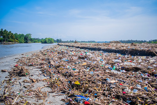 ri&oacute; llena de basura, paisaje contaminado 