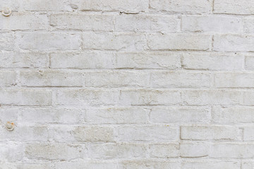 Alte weiße Backsteinwand, weiße Farbe, Moos, verwittert, gestrichen geeignet als Textur für ein...