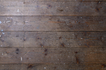 Werkstattboden aus braunen Holzbohlen gebraucht und alt mit Staub, Sand, dreckig