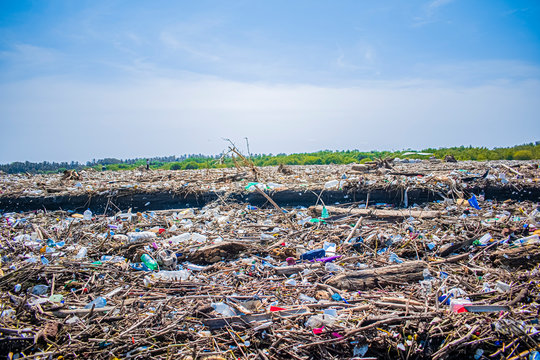 desechos en campos paisaje contaminado  