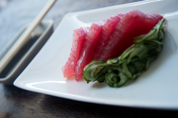 sliced ​​raw tuna with sunomonu, tuna with sunomonu, tataki, raw tuna, asian food, japanese cuisine