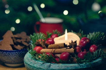 świąteczna kompozycja ze śiweczką, cynamonem i pierniczkami