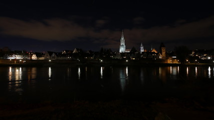 Ulm, Deutschland: Nächtliche Skyline mit dem Ulmer Münster hinter der Donau