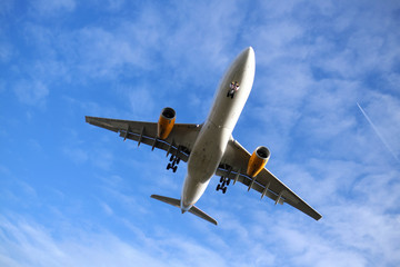 Urlaubsflieger im Landeanflug - Stockfoto