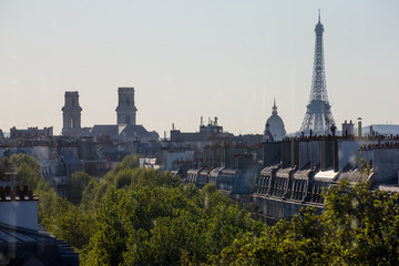 Naklejka premium la tour eiffel au soleil couchant