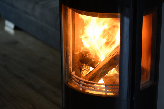 Kaminofen anfeuern mit Kaminholz