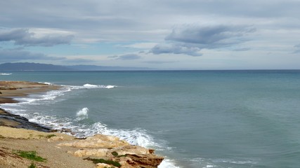 das meer und der himmel ist hinter den felsen phantom ´blau gefärbt