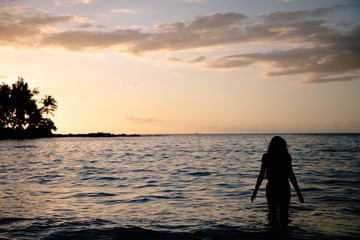 Fototapeta premium silhouette of woman at sunset