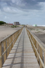 Fototapeta na wymiar wooden walkway leading to the beach