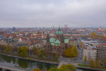 Fototapeta na wymiar La ciudad de Munich y sus colores desde lo alto.
