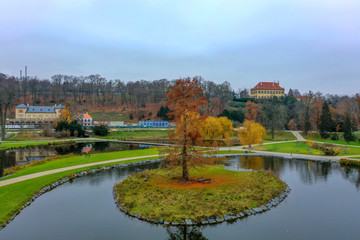 Fototapeta na wymiar Otoño en un parque de Praga.