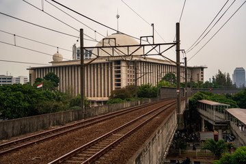 Fototapeta na wymiar Istiqlal mosque from railway station