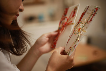 ご祝儀を悩む女性