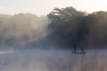 朝靄の釣り舟