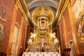 Fototapeta na wymiar Altar Catedral Basílica de Salta