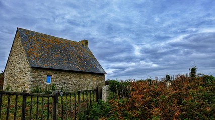 Fototapeta na wymiar Panorama. Casa abbandonata sulla costa della Bretagna