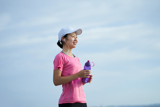 ランニングの途中休憩する女性