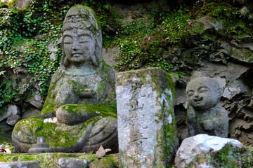 京都嵐山の大悲閣千光寺の参道の笑顔のお地蔵様と観音様