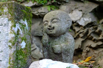 Fototapeta na wymiar 京都嵐山の大悲閣千光寺の参道の笑顔のお地蔵様