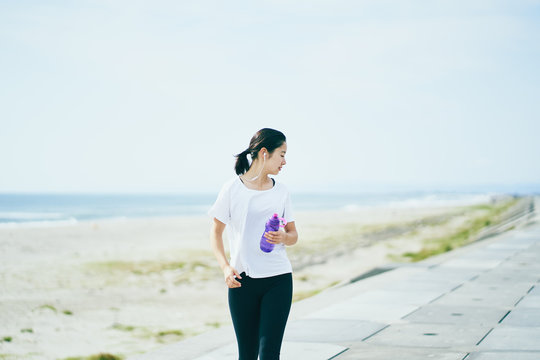 ランニングの途中休憩する女性