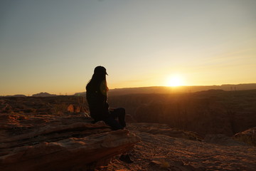 グレンキャニオンダムの夕日を見る女性