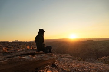 グレンキャニオンダムの夕日を見る女性