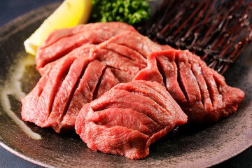 厚切り牛タン　Thick-cut Gyutan (Sliced beef tongue)