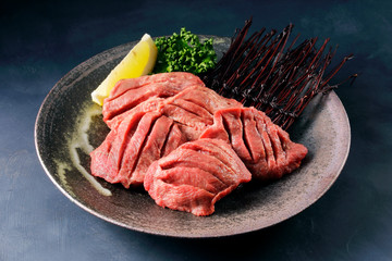 厚切り牛タン　Thick-cut Gyutan (Sliced beef tongue)