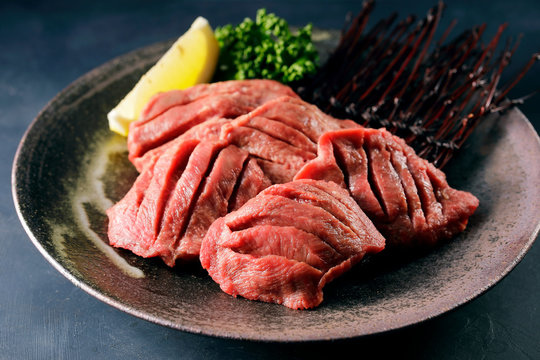 厚切り牛タン　Thick-cut Gyutan (Sliced beef tongue)
