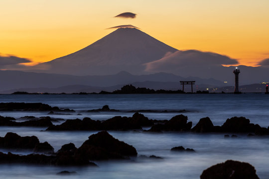 葉山海岸から相模湾越しの夕焼け富士山