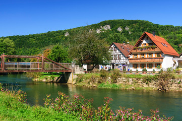 Fototapeta na wymiar Blick auf den kleinen Ort Muggendorf im Wiesenttal in der fränkischen Schweiz