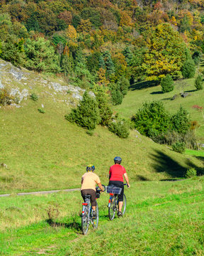 Seniorinnen machen eine entspannte Radtour im Herbst