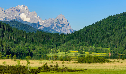 Ausblick über den idyllischen Barmsee zur Zugspitze