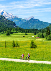 Fototapeta na wymiar traumhafte Bergwelt mit Radfahrern nahe Elmau im Werdenfelser Land