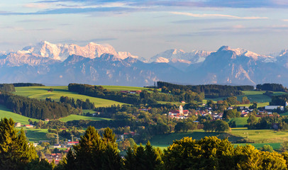 Fototapeta na wymiar Idyllische Szenerie am bayrischen Alpenrand bei Günzach im Unterallgäu