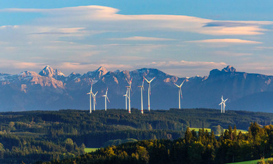  Windpark am Alpenrand im Abendlicht 