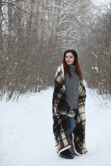 Fototapeta na wymiar Beautiful girl in a beautiful winter park