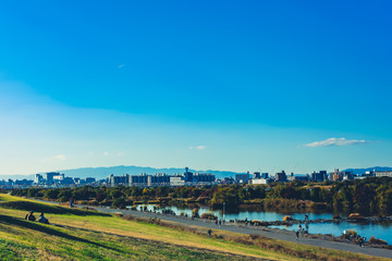 夕暮れ時の河川敷